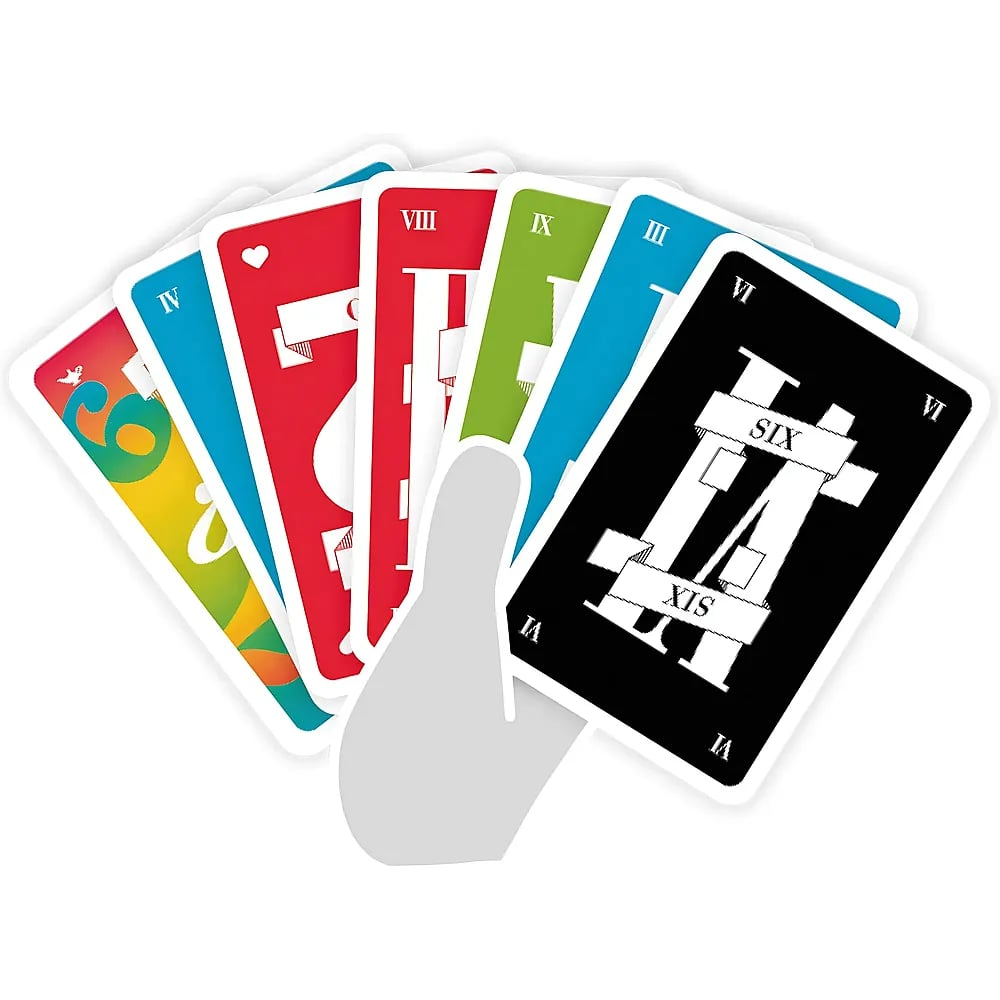 Eine Hand hält ein gefächertes Deck aus bunten Spielkarten mit römischen Ziffern und Buchstaben.