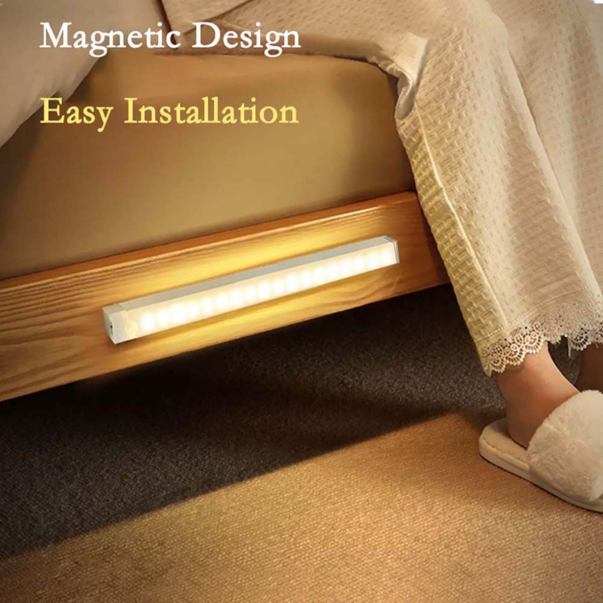 Eine magnetische LED-Leiste ist am Holzrahmen unter einem Bett befestigt und wirft ein warmes Licht auf den Boden.