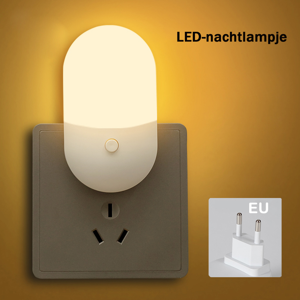 Ein ovales LED-Nachtlicht in einer grauen Wandsteckdose vor goldenem Hintergrund, mit EU-Stecker-Einsatz.