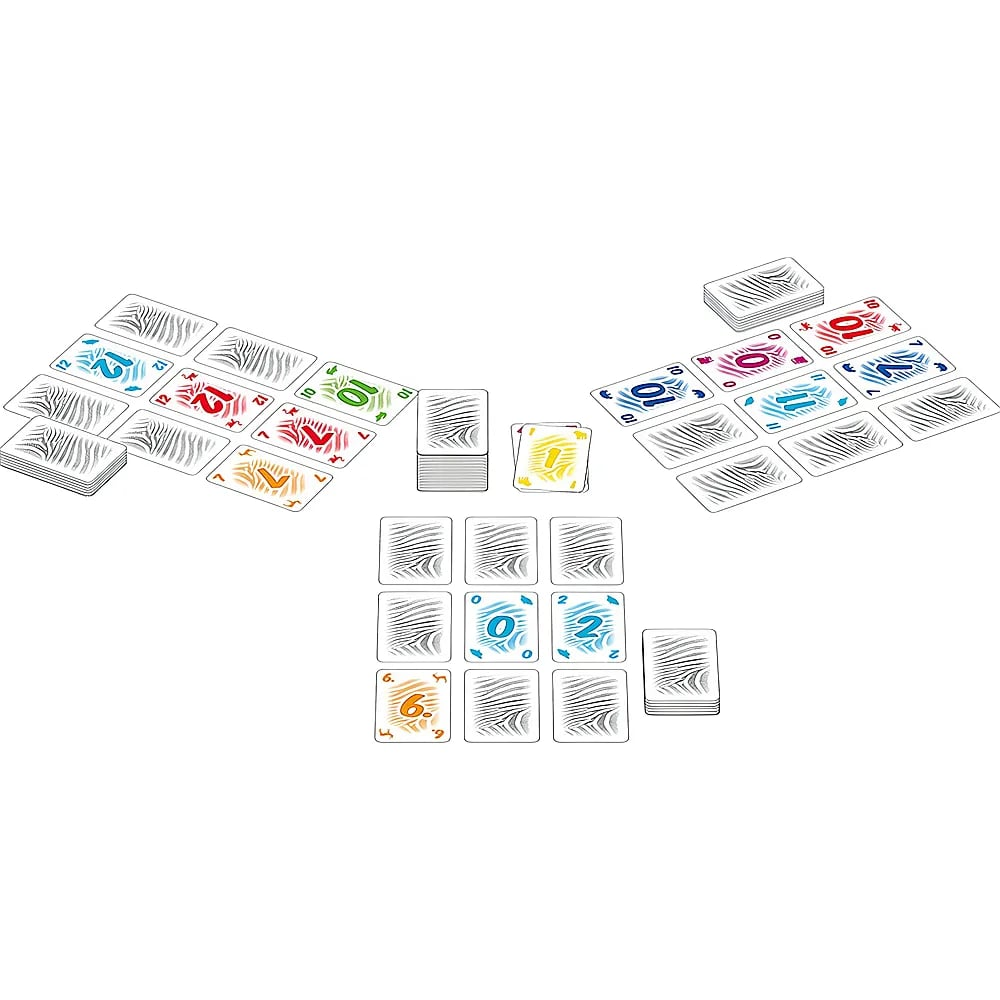 Un gioco di carte con più mazzi e carte disposte che mostrano numeri e motivi su sfondo bianco.