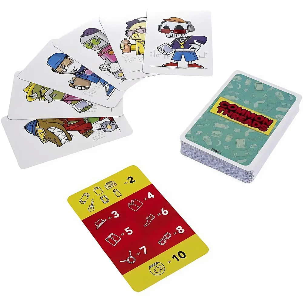 Un gioco di carte Common Threads, con carte personaggio illustrate, una scatola del mazzo e una carta segnapunti.