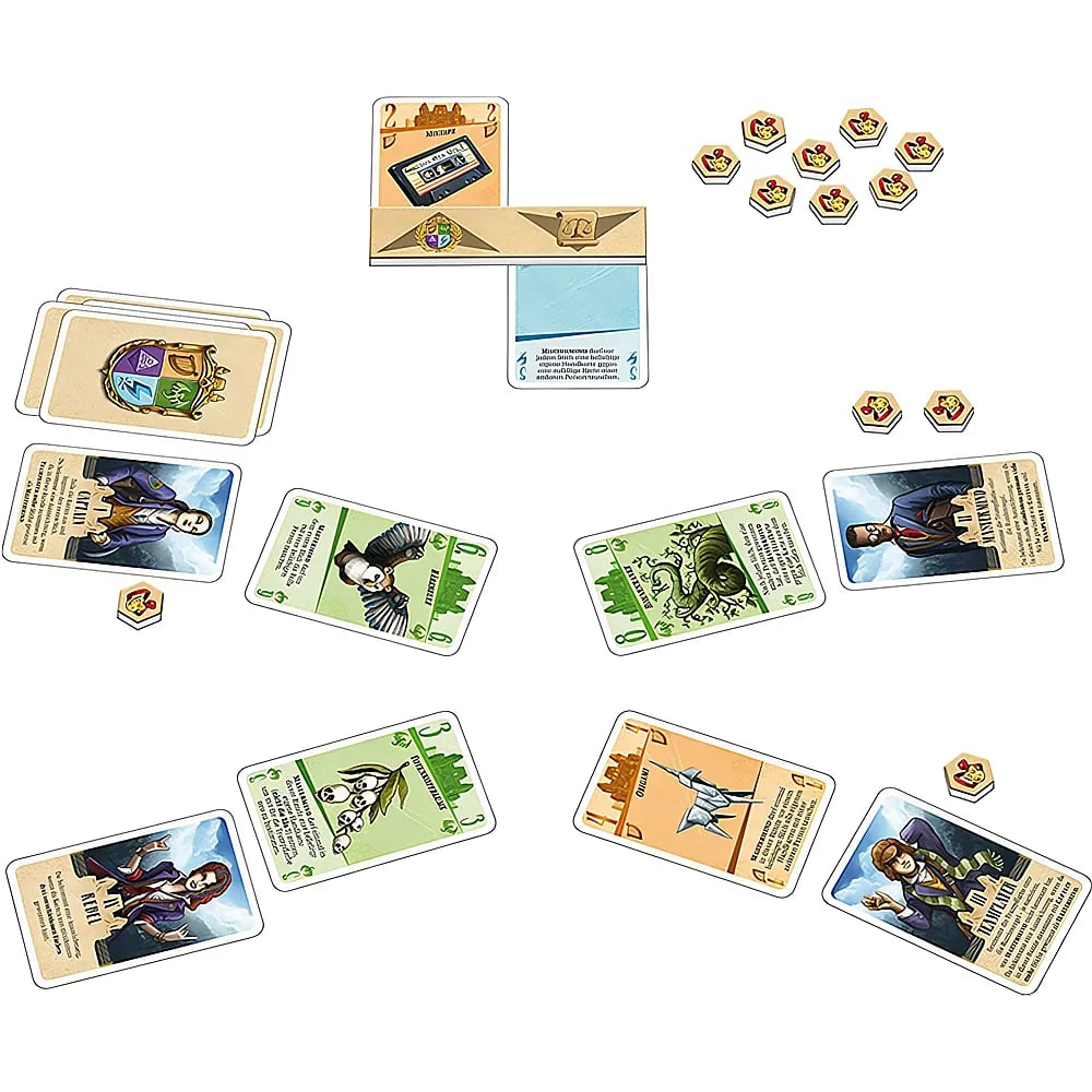 Ein Kartenspiel-Layout mit verschiedenen Spielkarten, Charakterkarten, Marken und einem zentralen Spielstein auf weißem Grund.