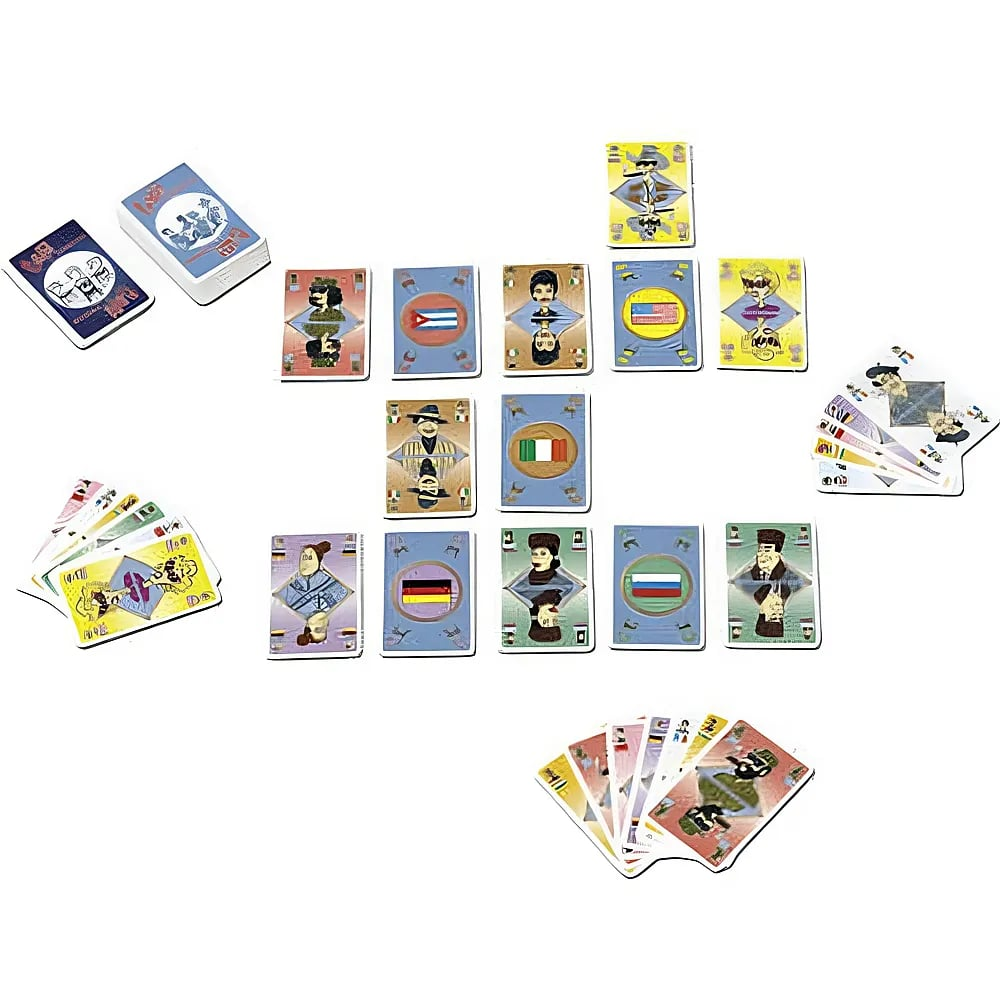 Spielkarten mit Flaggen und Porträts liegen auf einer weißen Oberfläche, mit gestapelten Decks und beiseite gehaltenen Händen.