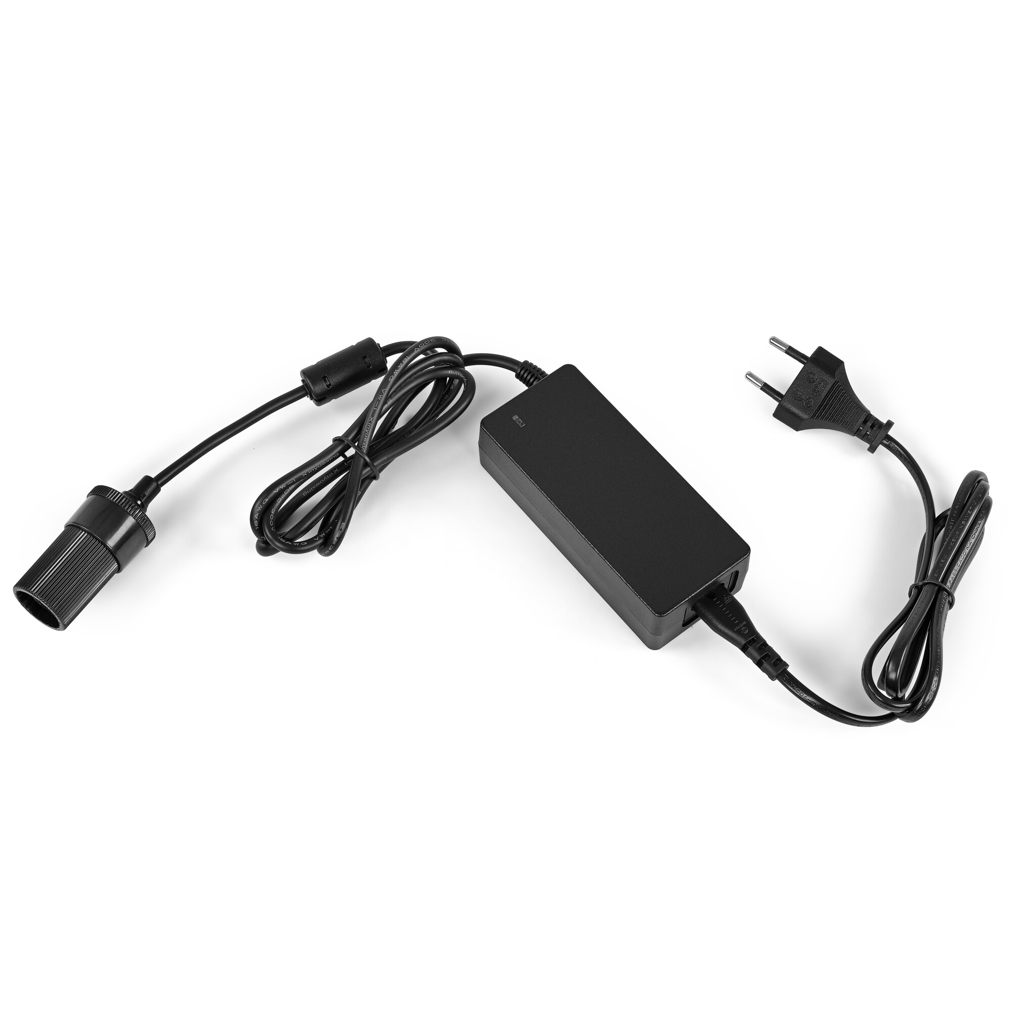 Ein schwarzes Netzteil mit Zigarettenanzünder-Adapter und Netzkabel auf weißem Grund.