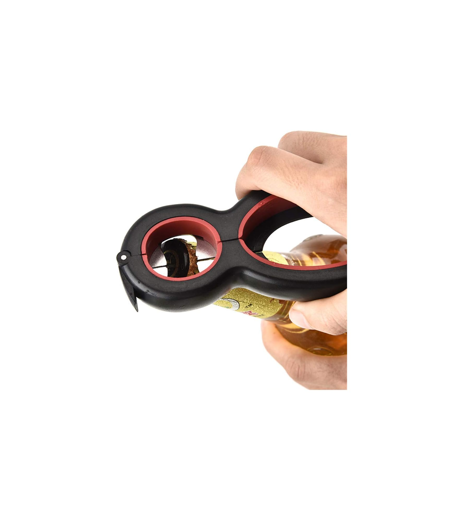 Eine Hand benutzt einen multifunktionalen Flaschenöffner, um eine Glasflasche zu öffnen.