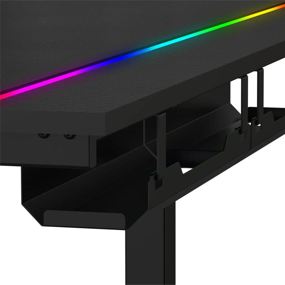 RGB LED şeritli ve kablo düzenleme tepsili siyah masa.