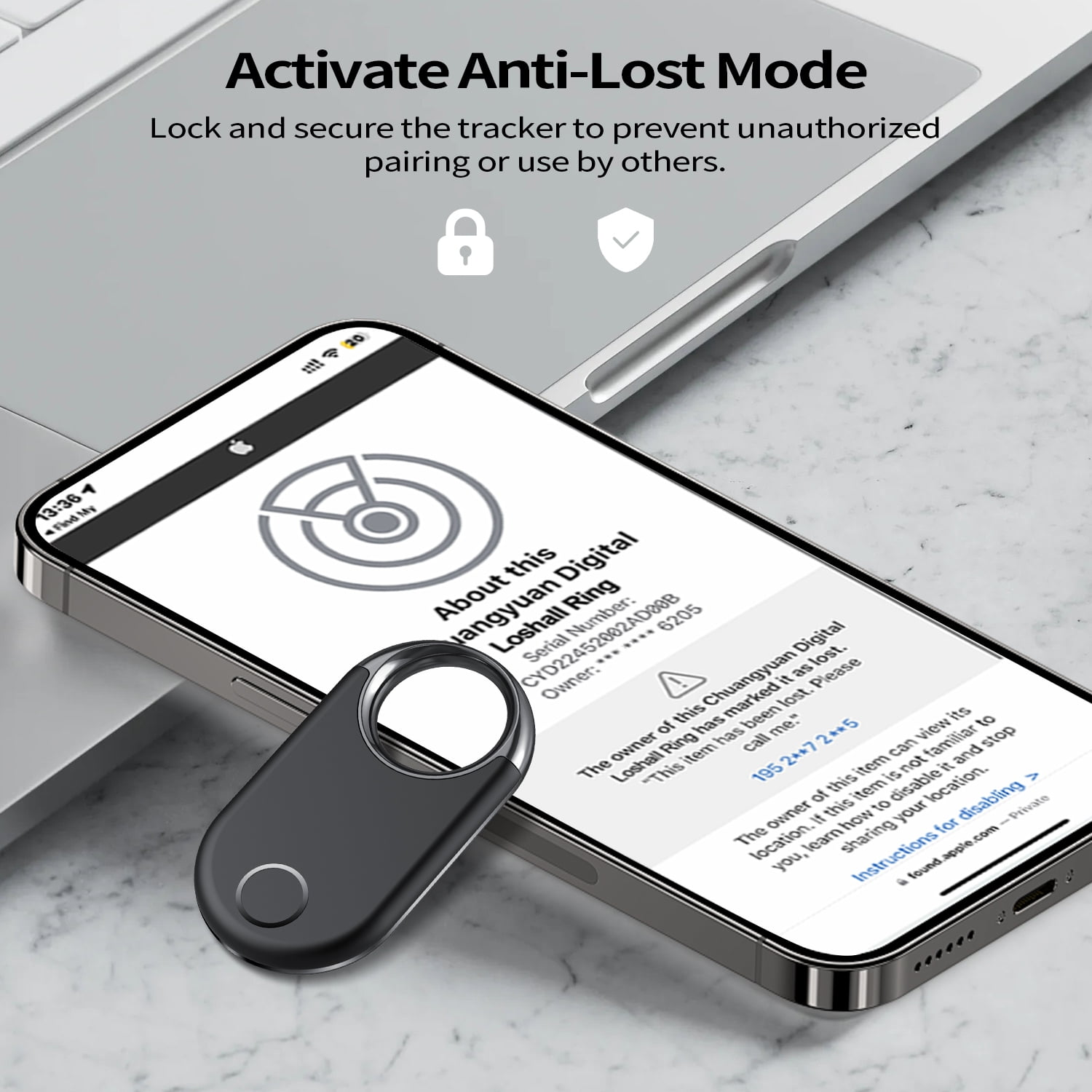 Smartphone mit Anti-Lost-Modus-App und schwarzem Tracker auf dem Bildschirm, im Hintergrund ein Laptop.