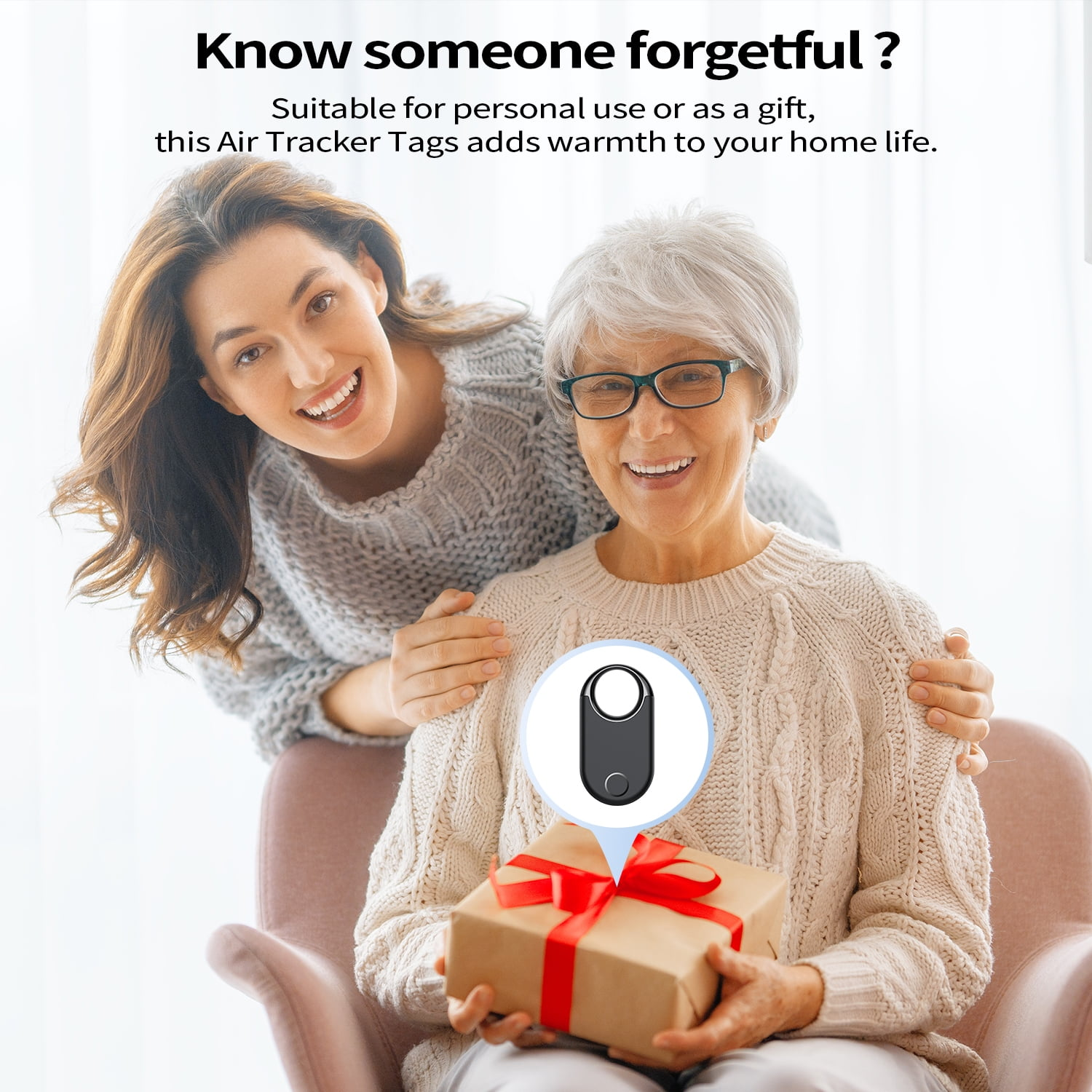 Eine junge Frau steht hinter einer älteren Frau, die ein Geschenk hält. Ein Air Tracker Tag wird gezeigt.