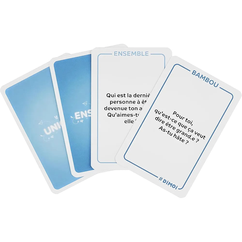 Quatre cartes à jouer blanches avec texte et motifs bleus sur fond blanc.
