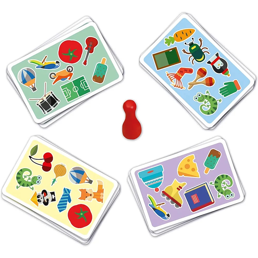 Vierstapel Spielkarten mit bunten Symbolen umgeben eine rote Spielfigur auf weißem Grund.