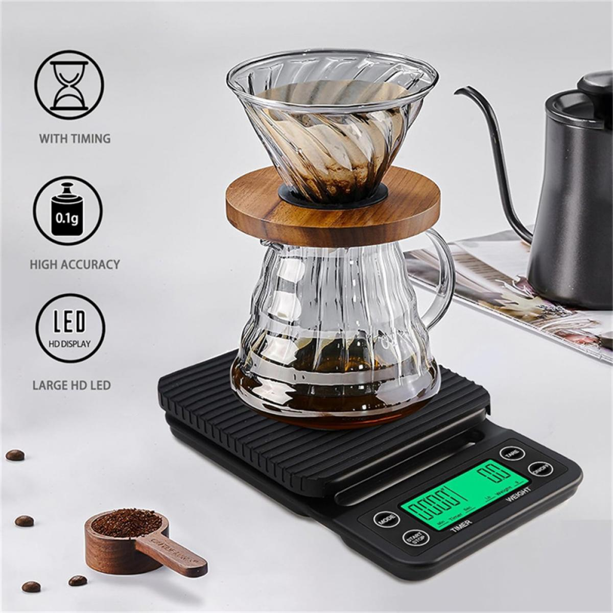 Glas-Kaffeebereiter auf digitaler Waage mit Icons für Timer und Genauigkeit.