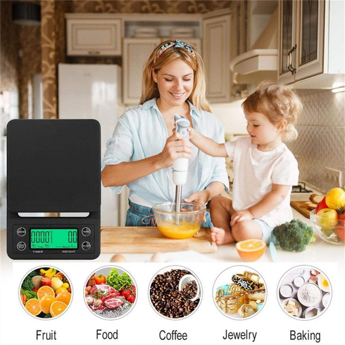 Frau und Kind benutzen einen Stabmixer in einer Küche neben einer schwarzen Digitalwaage und Icons.