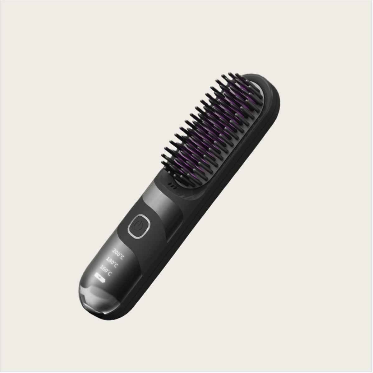 Eine schwarze kabellose Haarglättungsbürste mit digitaler Temperaturanzeige und violetten Borsten vor hellem Hintergrund.