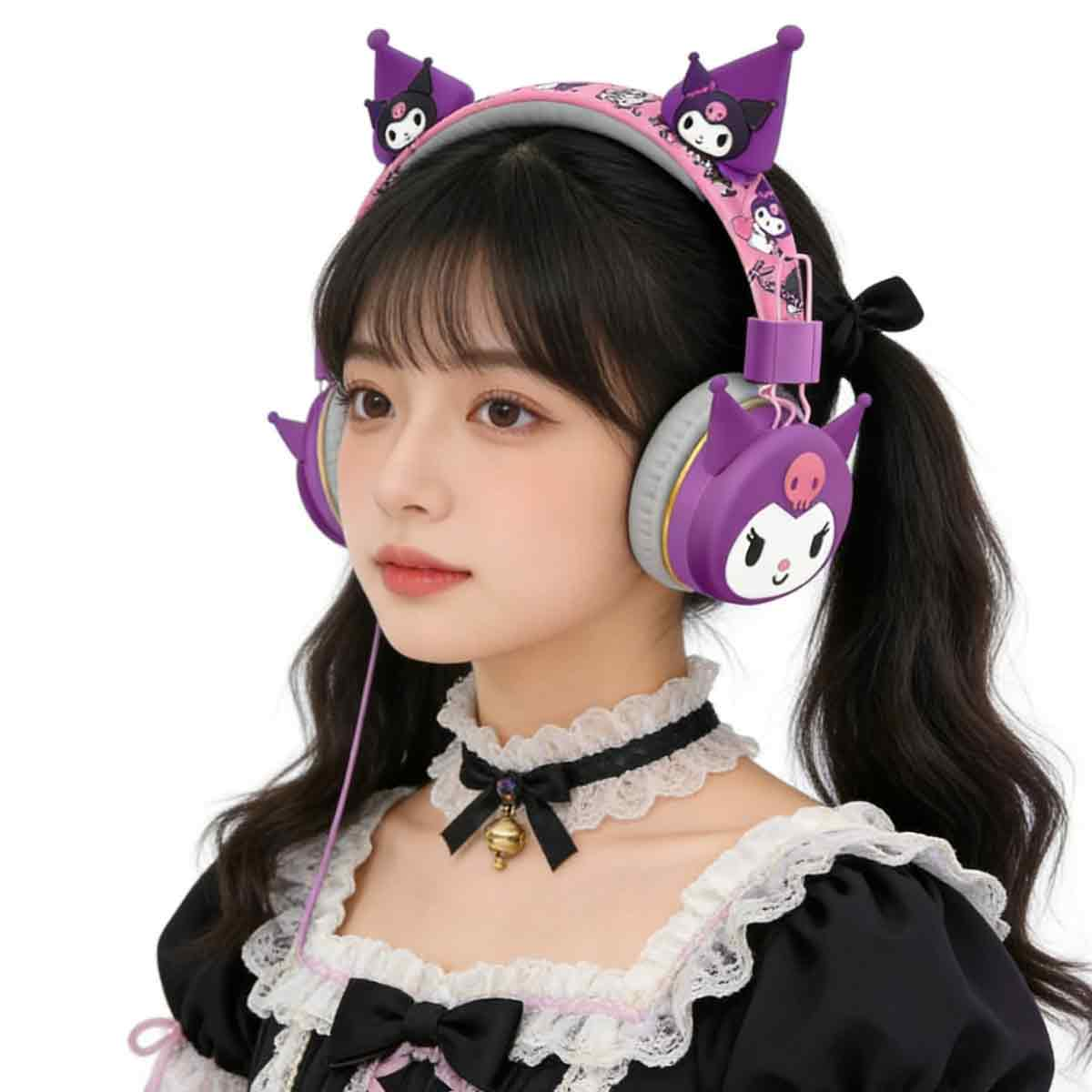 Ein Mädchen mit Zöpfen trägt violette Kopfhörer mit Katzenohren und ein schwarzes Kleid mit weißer Spitze.