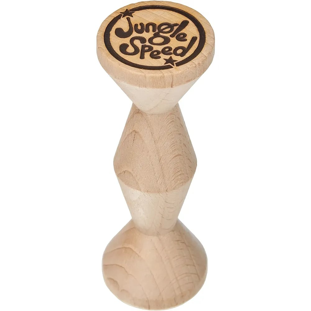 Ein geschnitzter Holztotem mit dem Aufdruck "Jungle Speed" auf der flachen Oberseite gegen einen weißen Hintergrund.