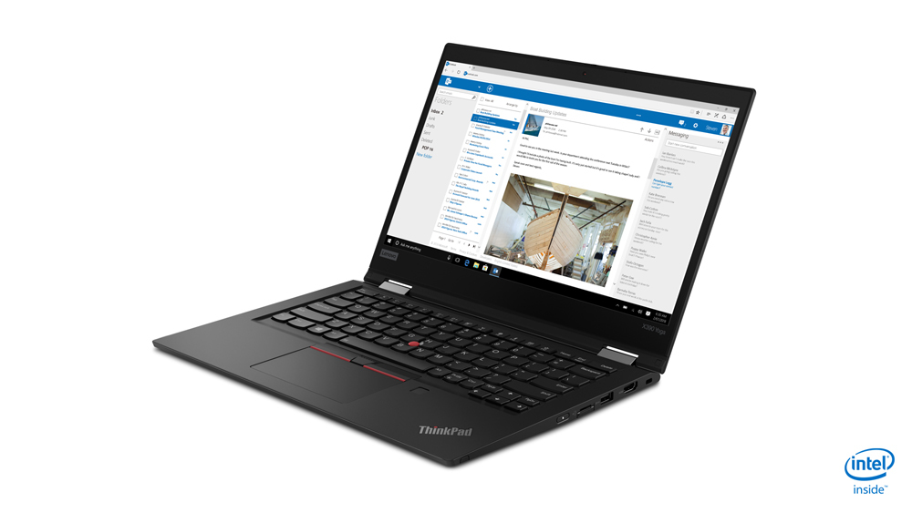 Ein schwarzes Lenovo ThinkPad Laptop zeigt einen E-Mail-Client auf dem Bildschirm vor weißem Hintergrund.