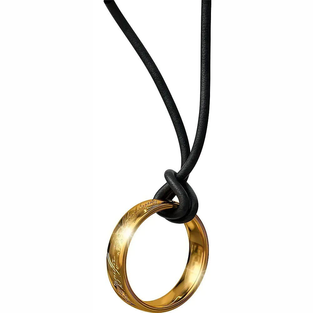 Ein goldener Ring mit Gravuren hängt an einer schwarzen Lederschnur vor weißem Hintergrund.