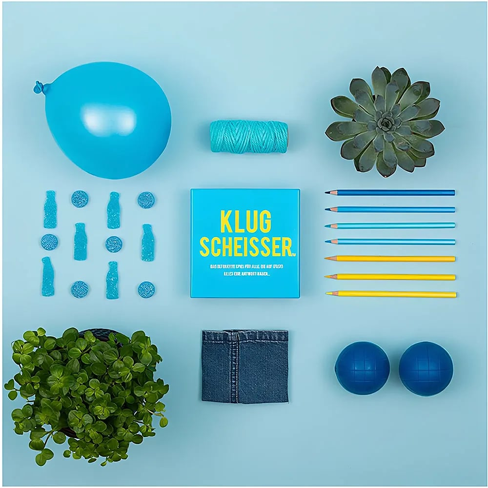 Una disposizione di oggetti blu su sfondo azzurro, tra cui un palloncino, caramelle, una scatola e matite.