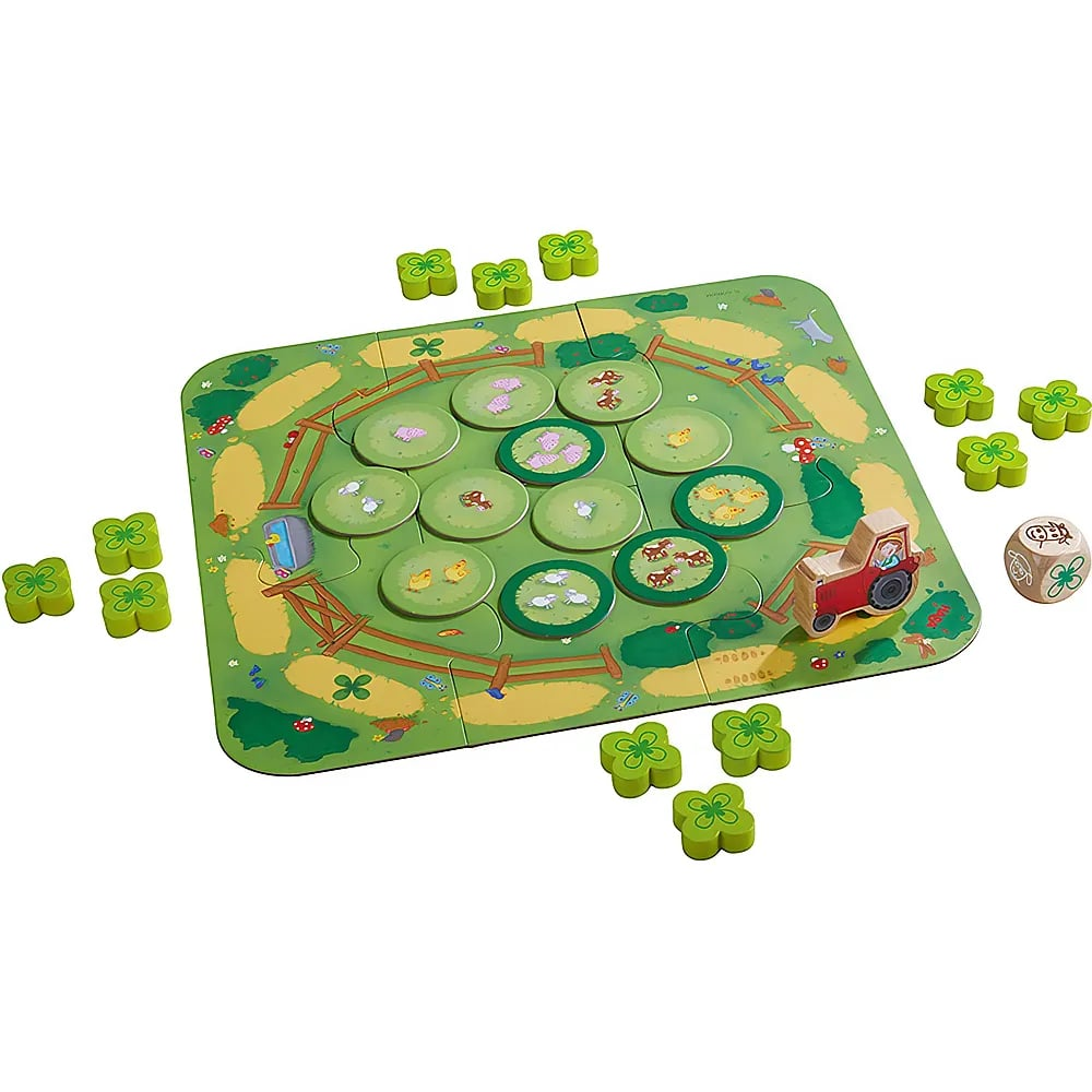 Ein buntes Bauernhof-Brettspiel mit grünem Spielfeld, runden Plättchen, Holztraktor, Würfel und Kleeblättern.