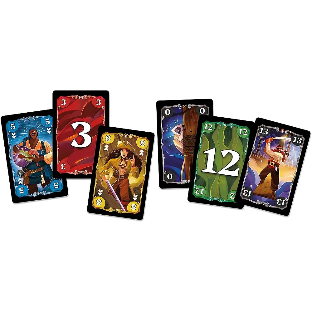 Sechs bunte Spielkarten mit Piratenmotiven liegen fächerartig auf weißem Hintergrund.
