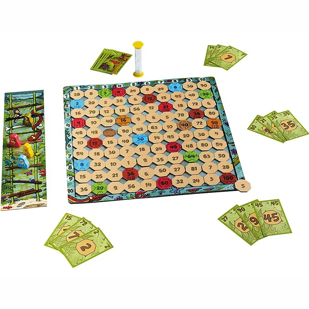 Ein Brettspiel mit sechseckigen Plättchen, nummerierten Teilen, Karten und bunten Holzspielsteinen auf weißem Grund.