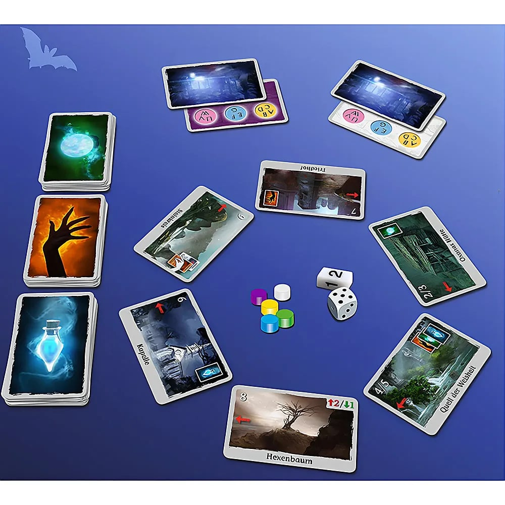 Ein Brettspiel mit Karten, Würfeln und bunten Markern auf blauem Tisch.