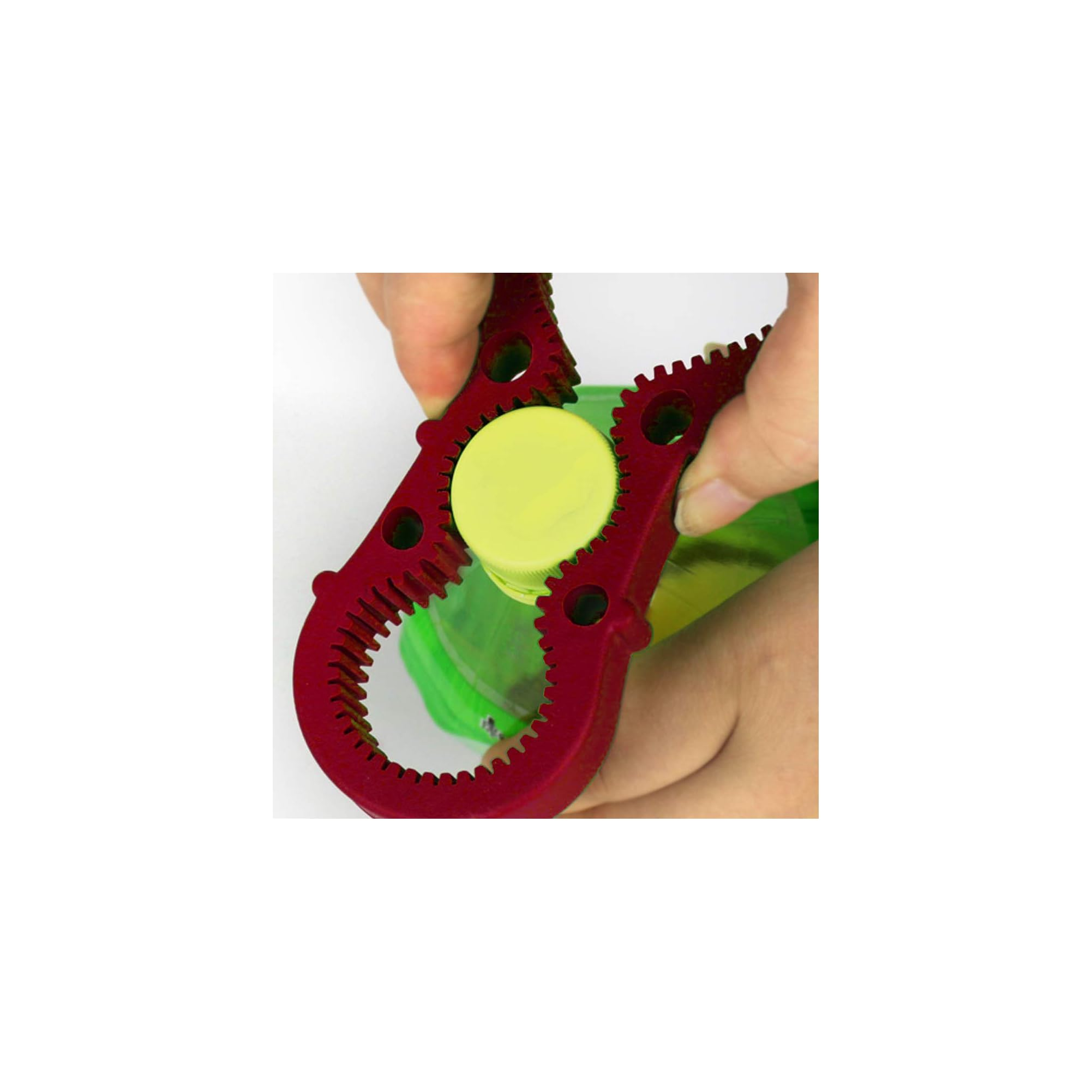 Hände benutzen einen roten Plastikflaschenöffner, um einen gelben Flaschendeckel aufzuschrauben.