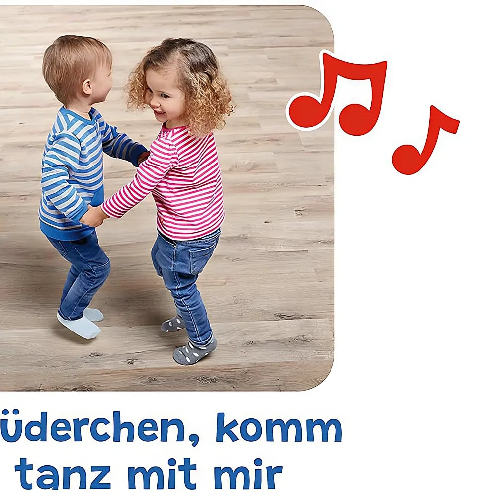 Zwei Kleinkinder tanzen zusammen auf einem Holzboden mit roten Notensymbolen und Text.