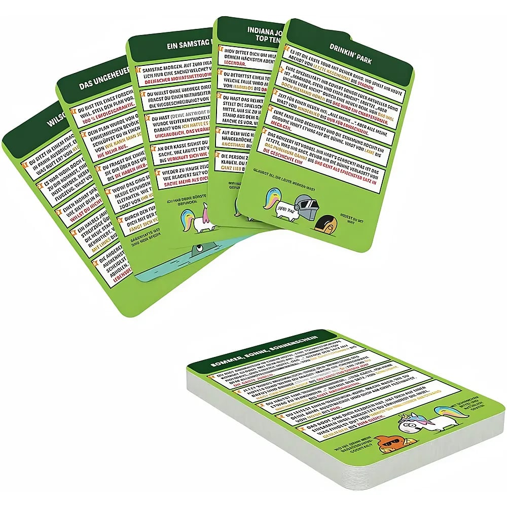 Gruene Spielkarten mit Text liegen als Stapel und gefaechert auf weissem Grund.