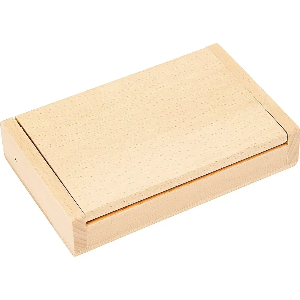 Eine kleine geschlossene Holzschachtel mit Schiebedeckel auf weißem Hintergrund.