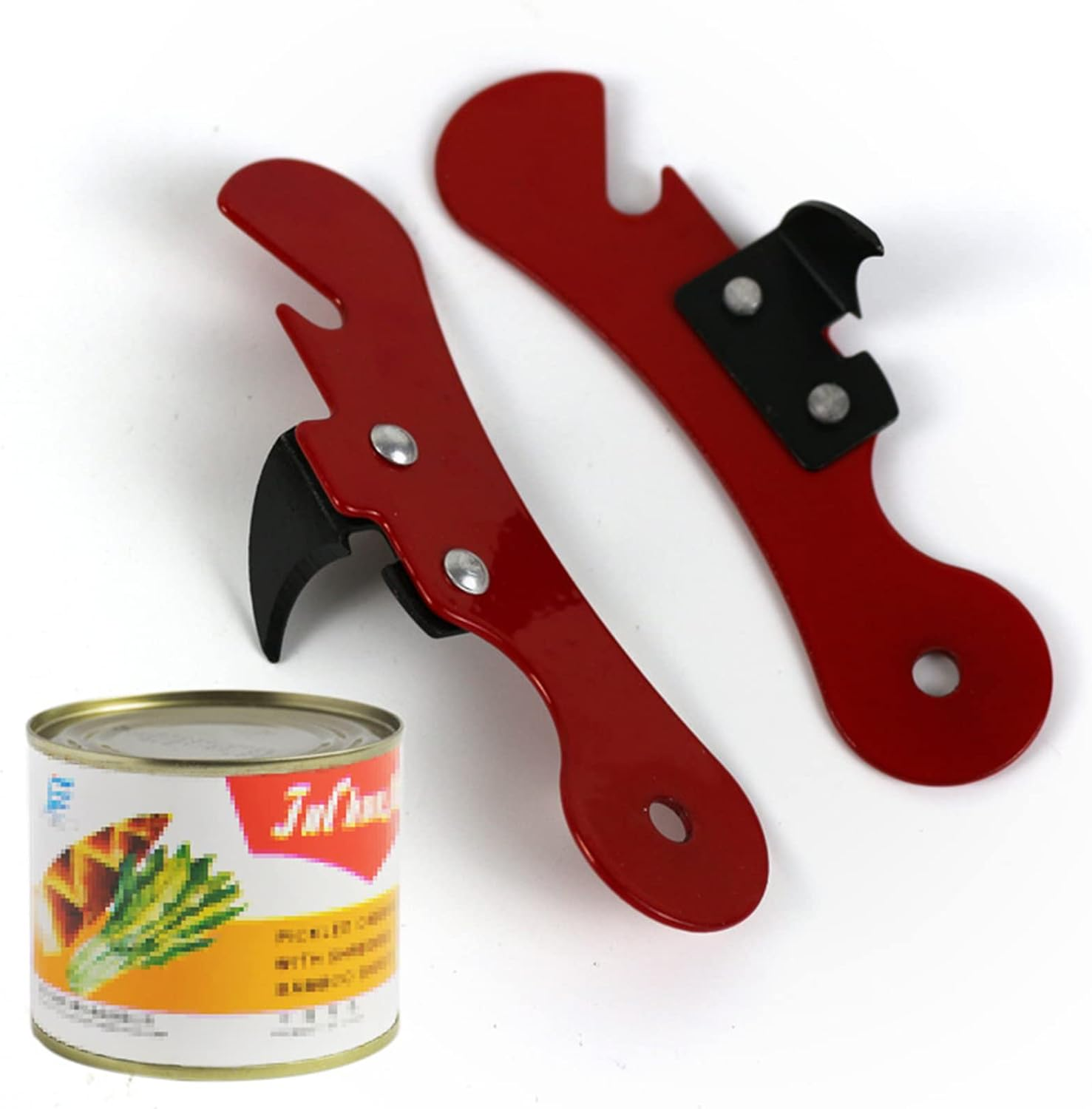Zwei rote Metall-Dosenöffner neben einem Dosenprodukt auf weißem Hintergrund.