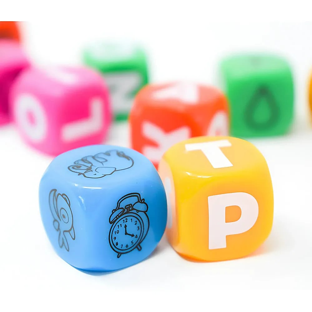 Bunte bunte Spielwürfel mit Buchstaben und Symbolen auf weißem Hintergrund.