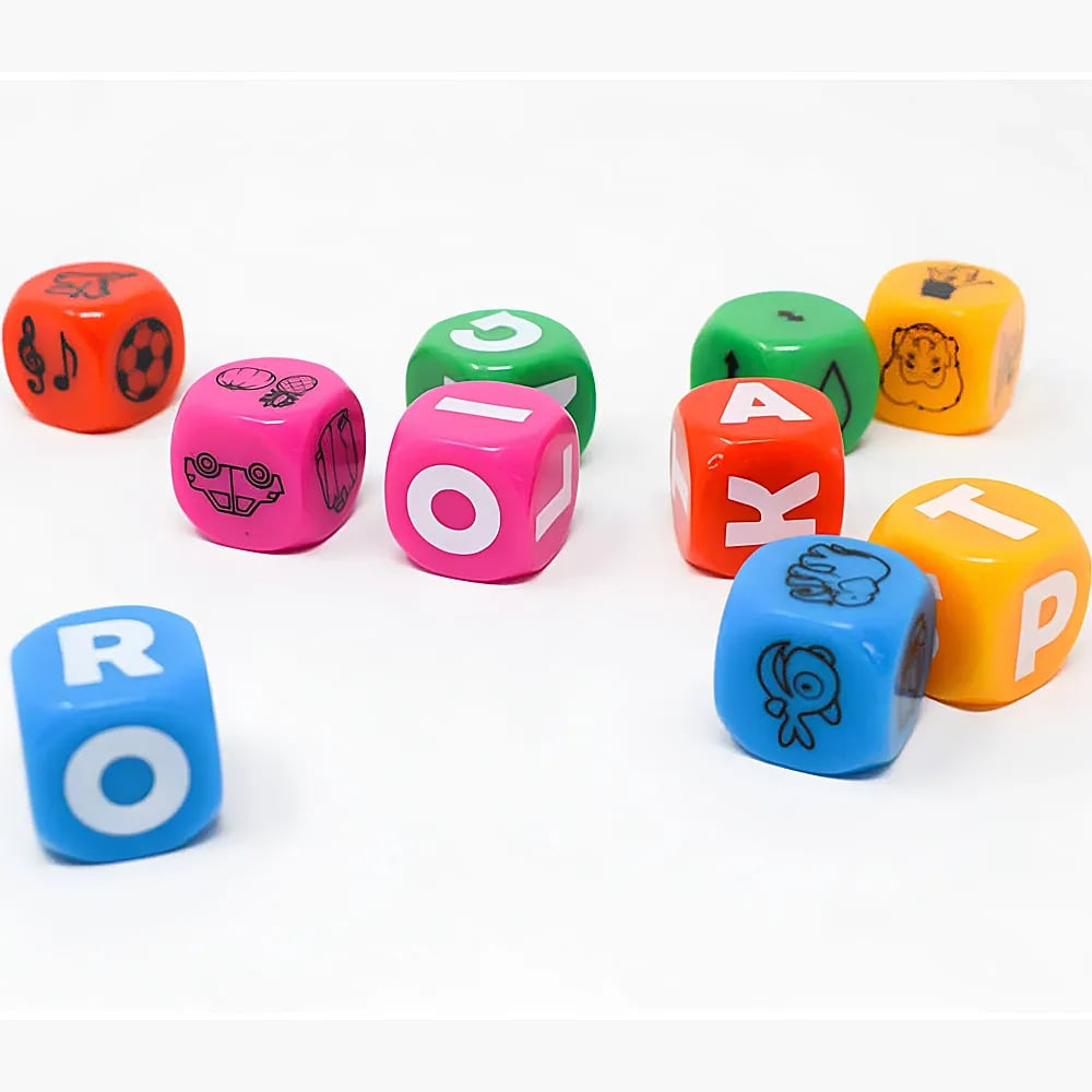Bunte Buchstabenwürfel mit verschiedenen Symbolen und Farben auf einer weißen Oberfläche.