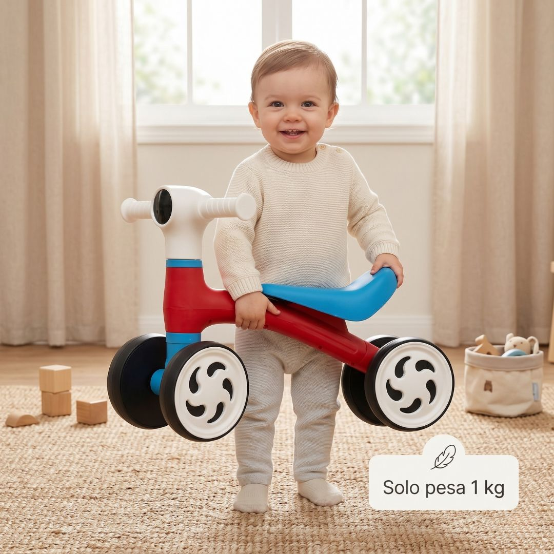 Niño sonriente sosteniendo una bicicleta de equilibrio en una habitación luminosa.