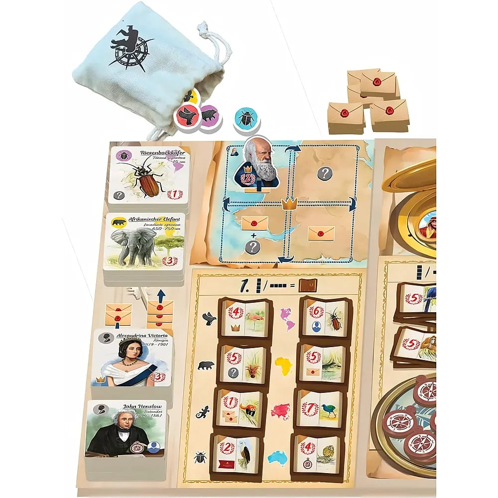 Brettspiel mit Karten, Figuren, einem Stoffbeutel und kleinen Umschlägen auf einem beige Tisch.