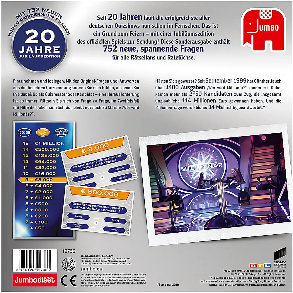 Verpackung der Jubiläumsausgabe des Quizspiels Wer wird Millionär mit Spielkarten und Studiofoto.