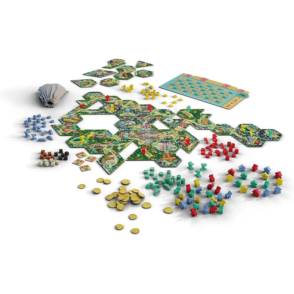 Ein ausgebreitetes Brettspiel auf weißem Hintergrund mit hexagonalen Plättchen, Holzteilen und Münzen.