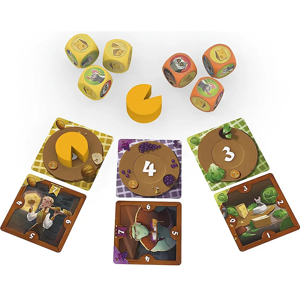 Brettspiel-Komponenten mit gelben und orangenen Würfeln, Karten und einem Käsestück auf weißem Hintergrund.