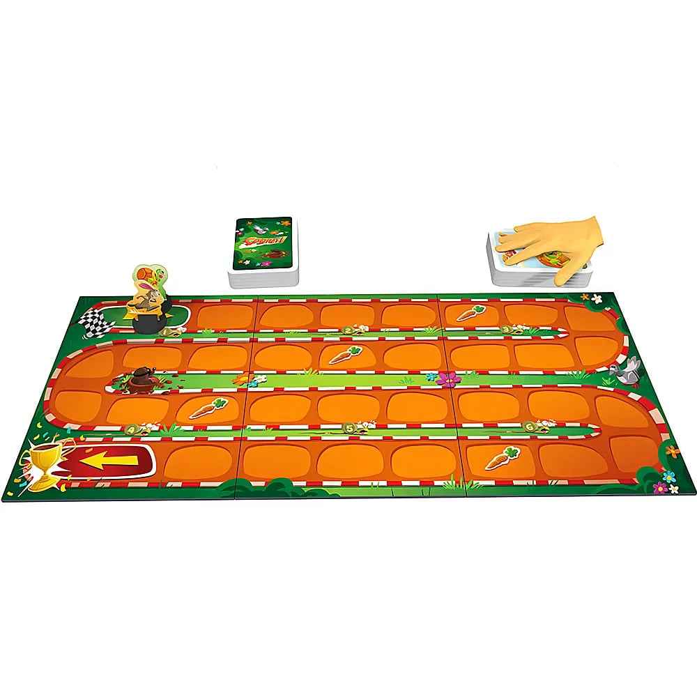 Ein buntes Brettspiel mit einer gewundenen orangen Rennstrecke, Karten und einer Hand auf einem Stapel.