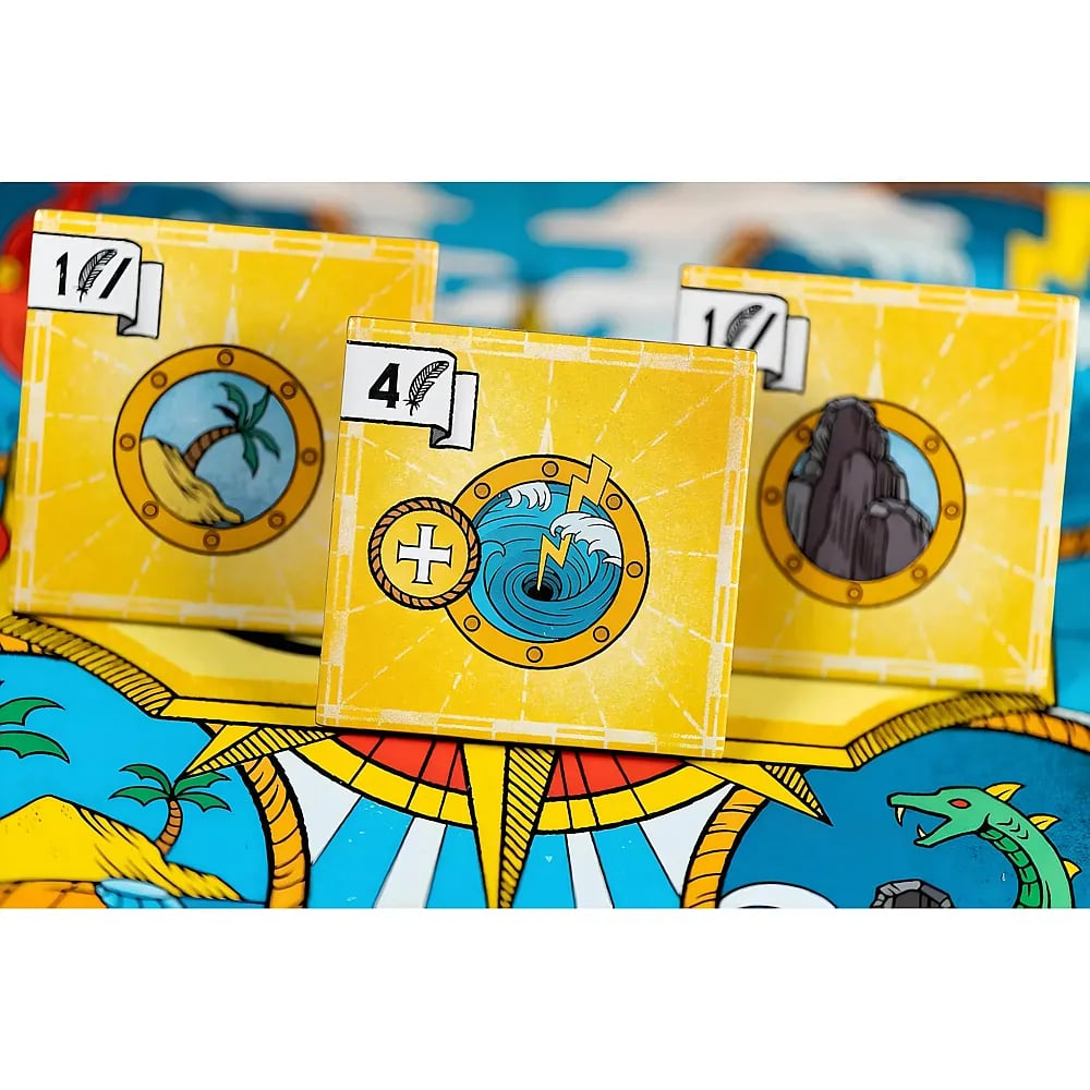 Drei gelbe Spielsteine mit Symbolen von Palmen, Strudeln und Bergen auf einem bunten Spielbrett.