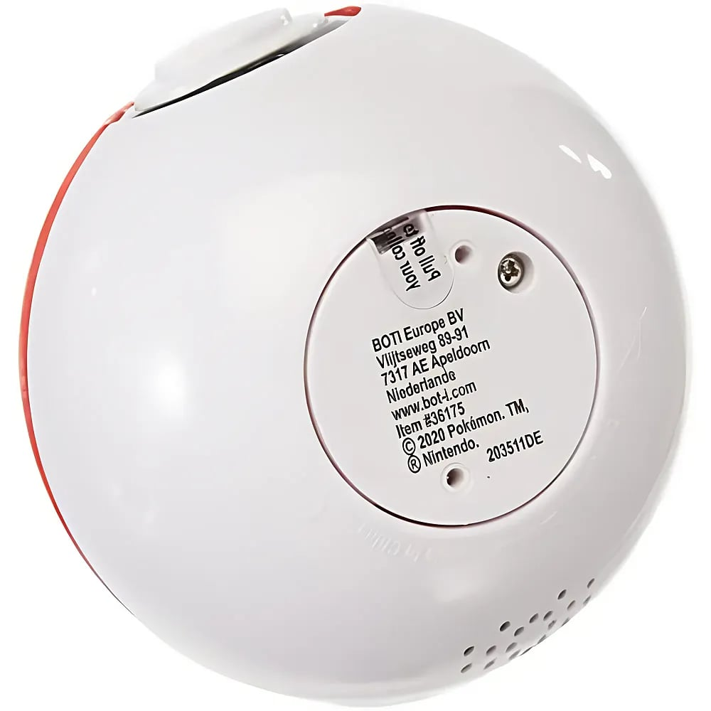 Unterseite einer weiß-roten Pokéball-Spielzeugfigur mit aufgedruckten Herstellerinformationen und Schrauben.