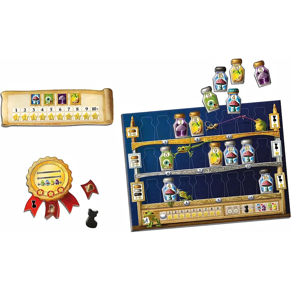 Brettspielkomponenten mit Spielbrett, Zaubertrankfläschchen, Schriftrolle, goldenem Siegel und Spielfiguren.