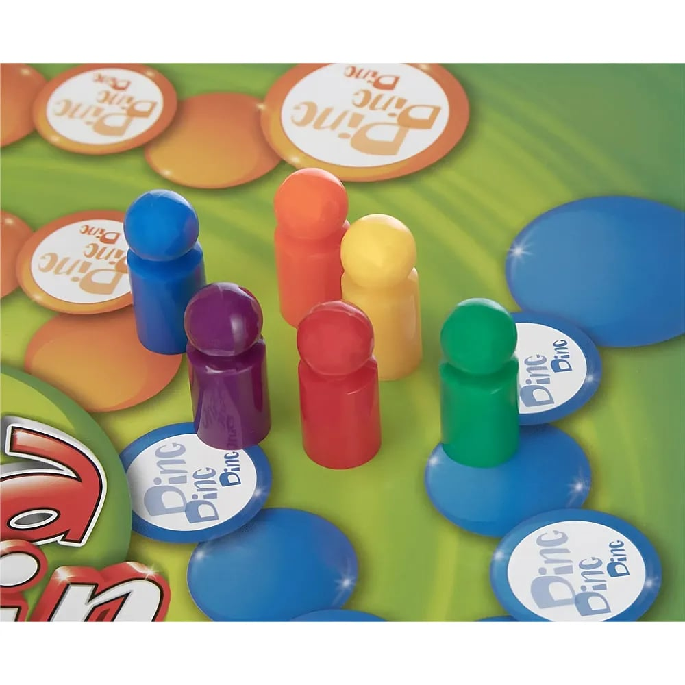 Bunte Spielfiguren stehen auf einem grünen Spielbrett mit bunten Kreisen und dem Schriftzug Dinc.