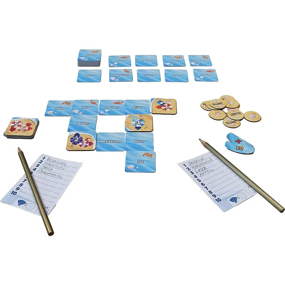 Ein Brettspiel mit blauen Karten, Wertungsblöcken, Stiften, Holzplättchen und Kartenstapeln auf weißem Hintergrund.