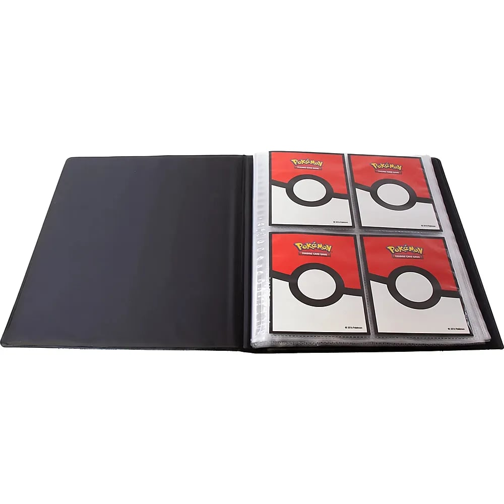 Ein offener schwarzer Ordner zeigt vier Pokémon-Sammelkarten mit Pokéball-Design in Plastiktaschen.
