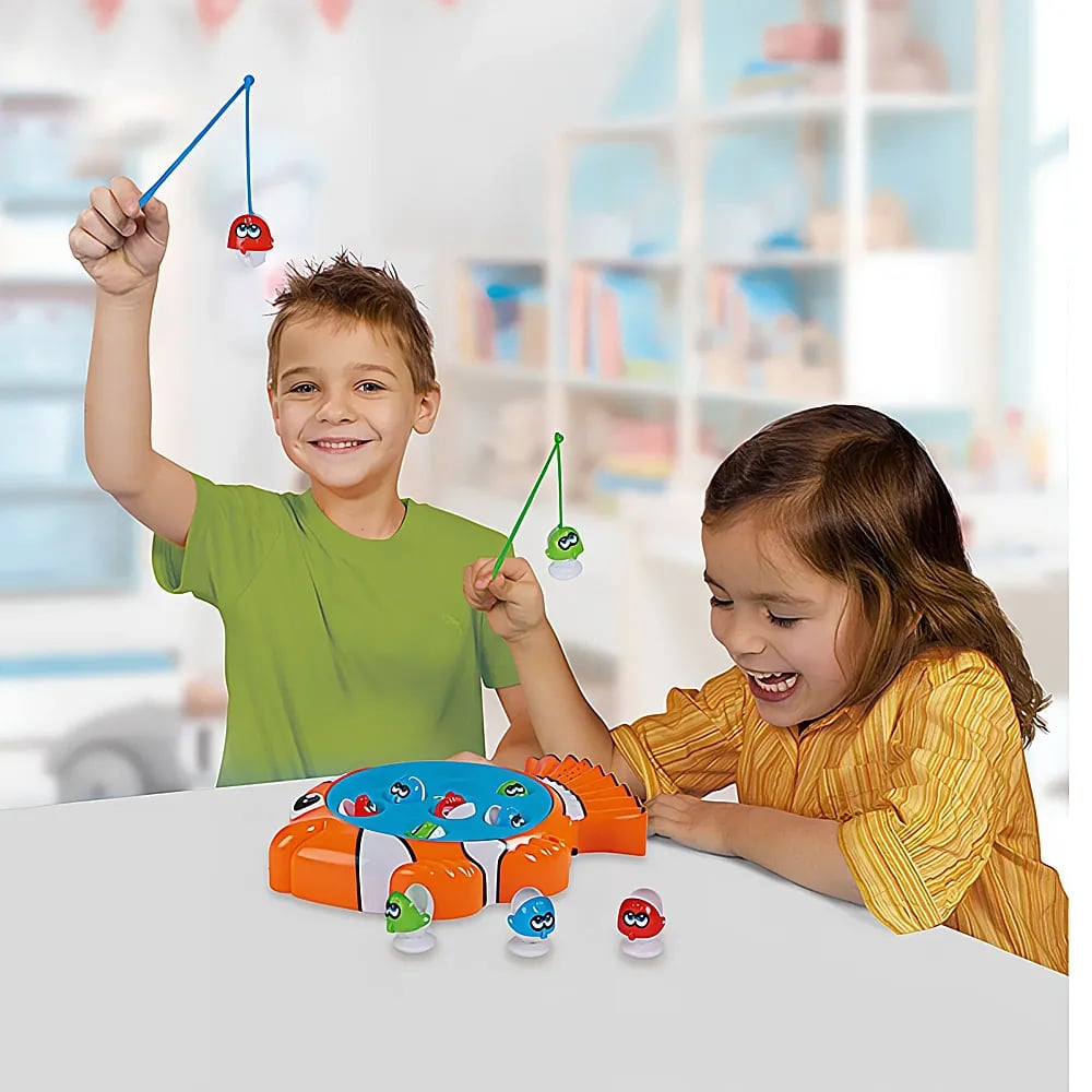 Ein Junge und ein Mädchen spielen ein Angelspiel mit bunten Fischen und Angeln.