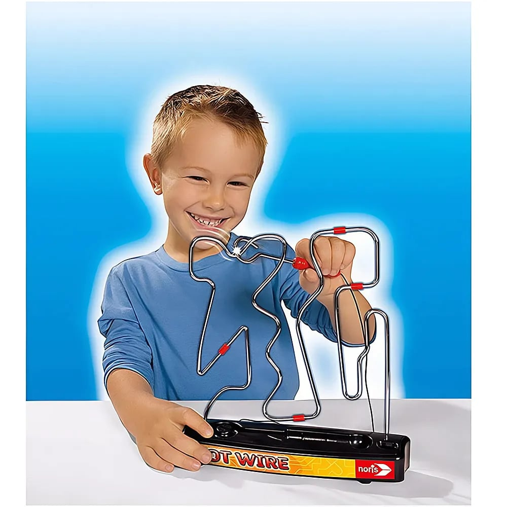 Un garçon souriant joue à un jeu d'adresse de fil chaud sur fond bleu.