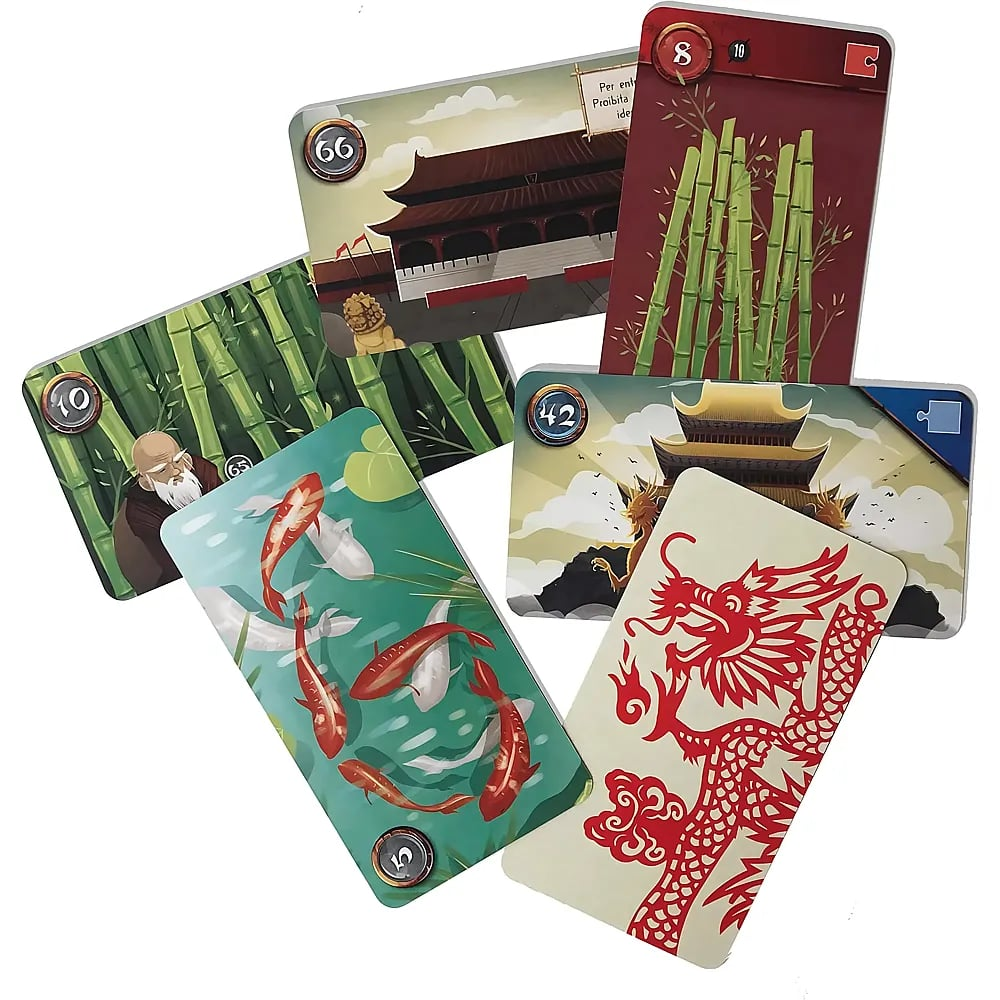 Diverse carte da gioco con illustrazioni a tema asiatico raffiguranti bambù, pesci koi, templi e un drago rosso.