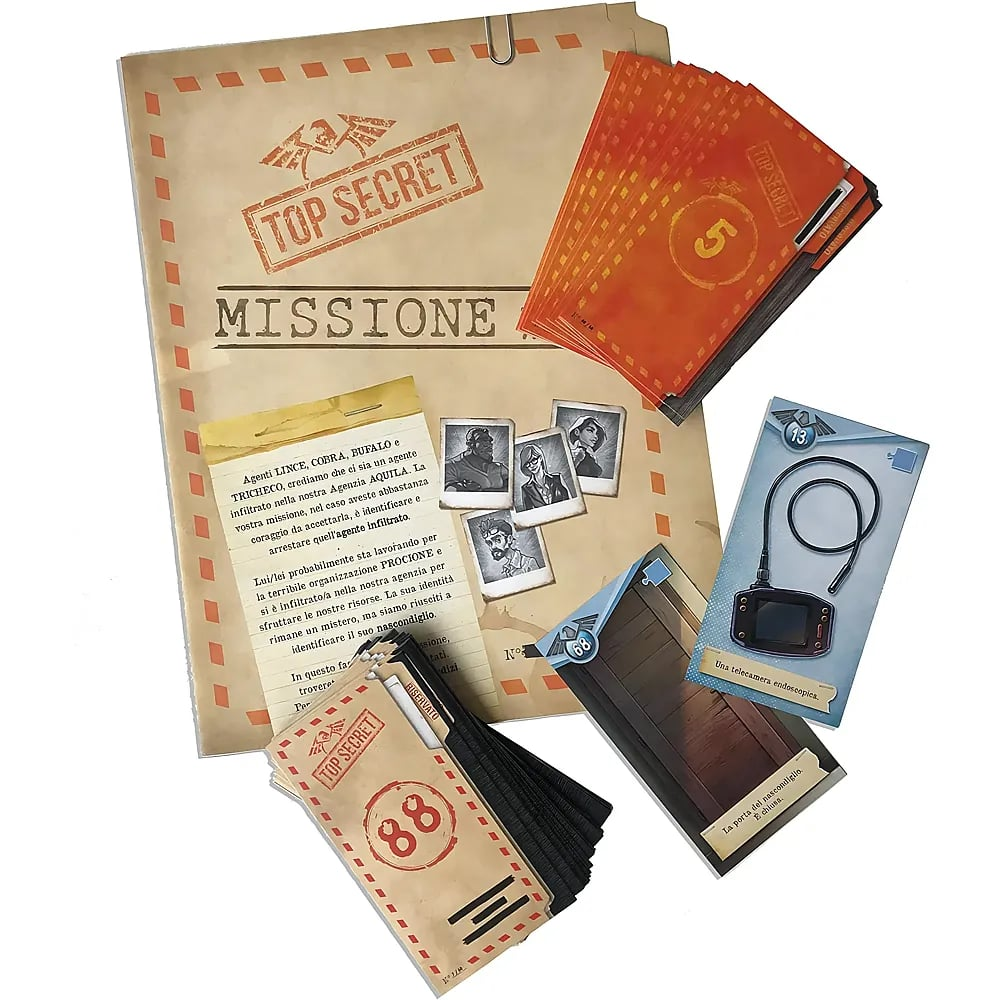 Fascicolo segreto con carte, foto e gadget per un gioco investigativo su sfondo bianco.