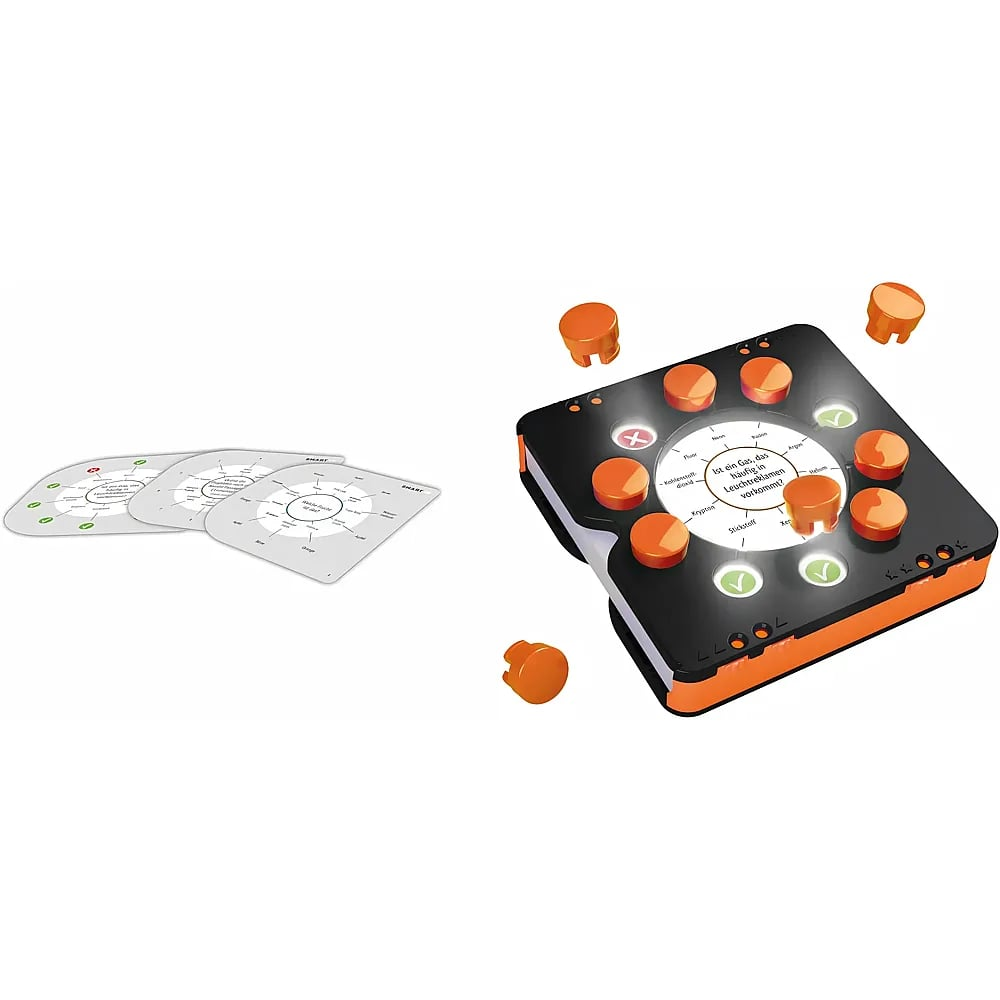 Ein Lernspiel mit einem schwarz-orangefarbenen elektronischen Gerät, orangefarbenen Steckern und Fragekarten.